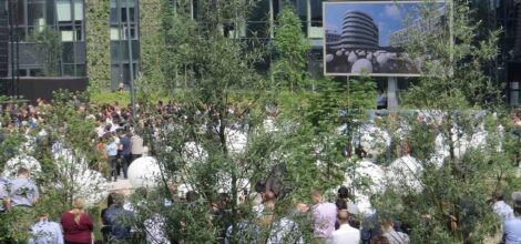 Salariés dans les jardins du site d'OG