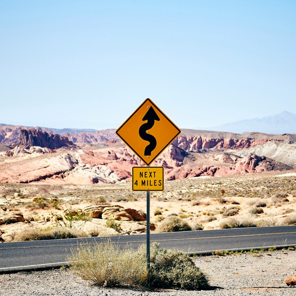 Signalisation routière en courbe photo